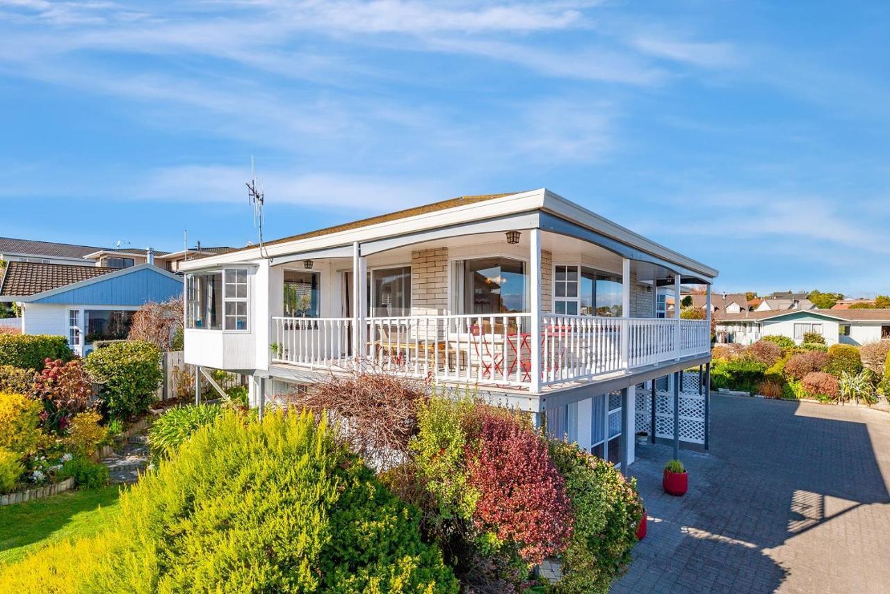 Golden Views On Golders - Hot Tub & Lake Views Taupo Exterior photo