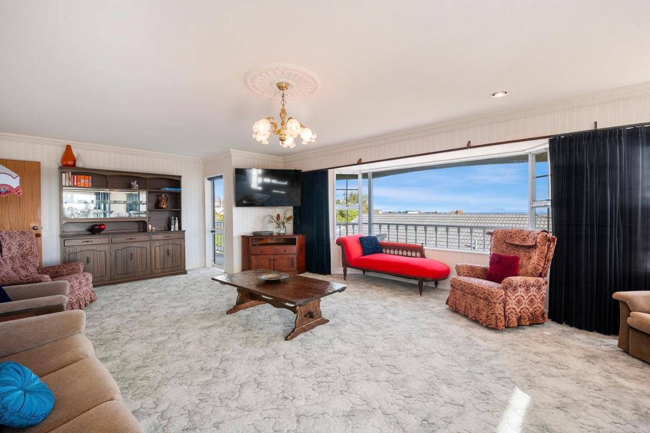 Golden Views On Golders - Hot Tub & Lake Views Taupo Exterior photo
