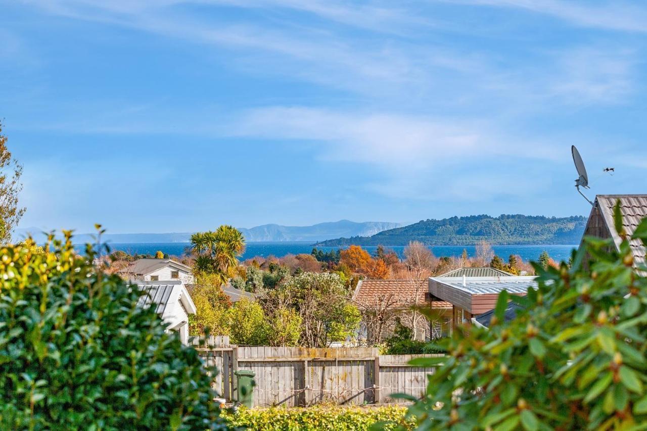 Golden Views On Golders - Hot Tub & Lake Views Taupo Exterior photo