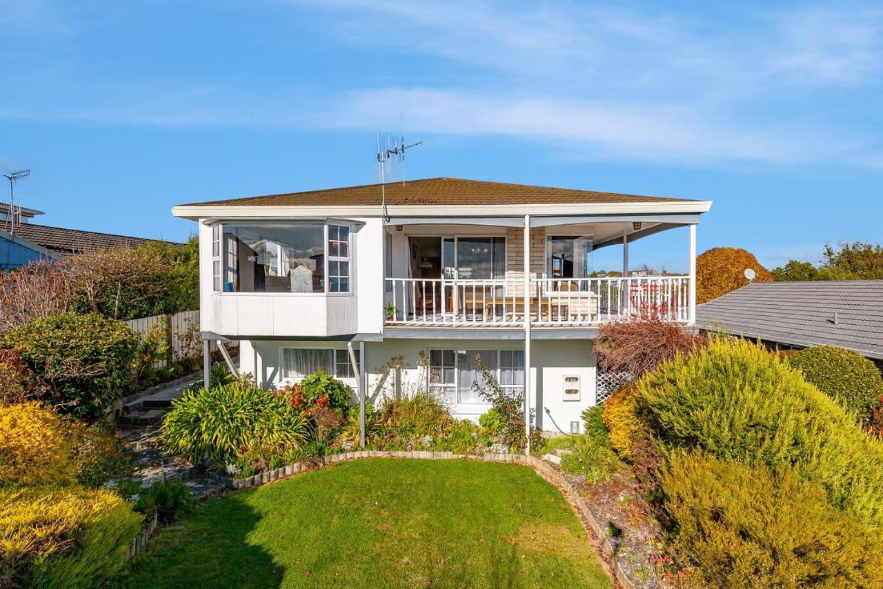 Golden Views On Golders - Hot Tub & Lake Views Taupo Exterior photo