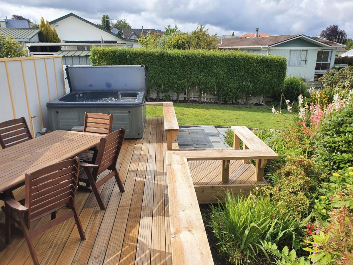 Golden Views On Golders - Hot Tub & Lake Views Taupo Exterior photo